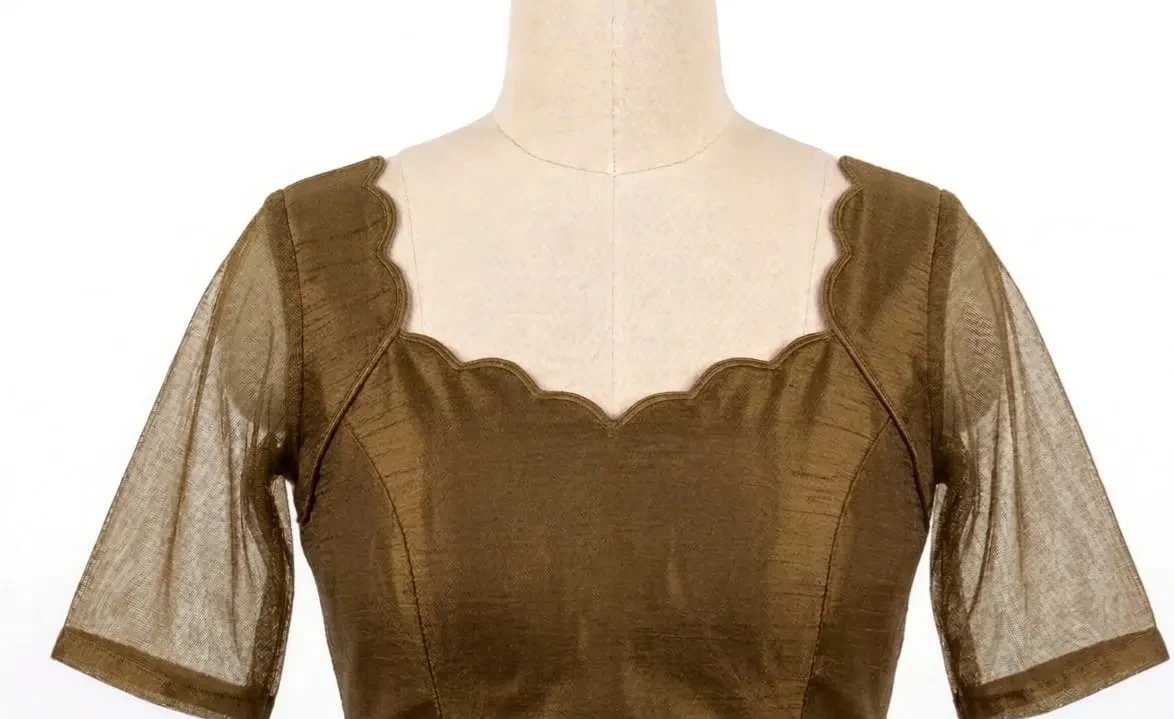 Stitched Raw Silk Scallop Blouse – Elegant Sweetheart Neck Saree Blouse