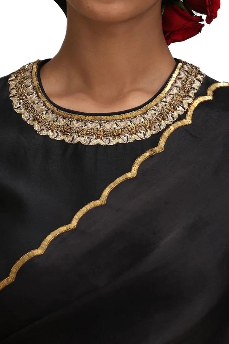 Black Organza Saree with Gold Scalloped Border & Raw Silk Blouse | Handcrafted Zardozi Work Party Wear Saree Set Wholesale - Image 11